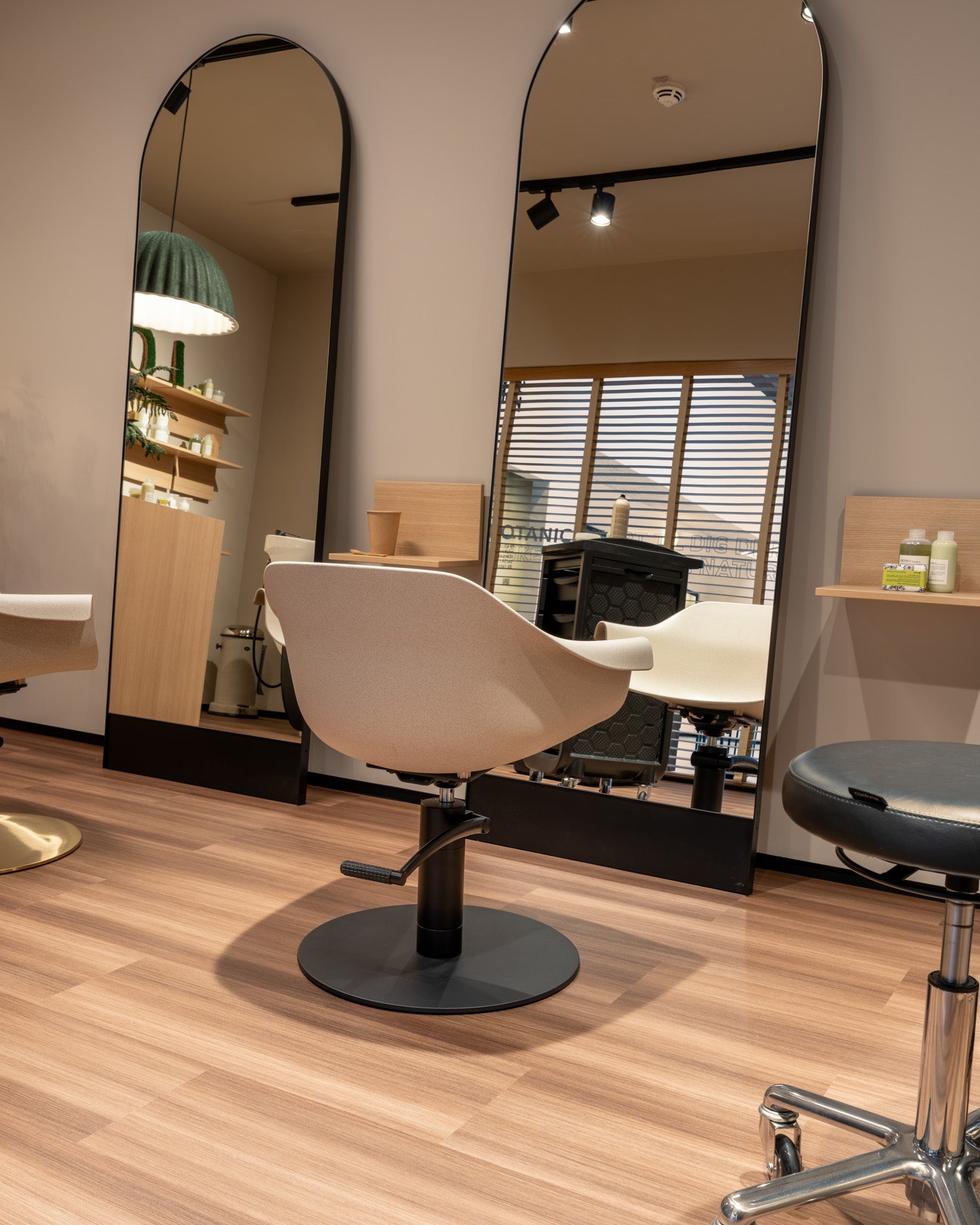 Eco Beige frisørstol med sort pladefod fra Comfortel i frisørsalon, frisørudstyr og salonmøbler